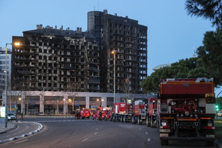 Ισπανία: Πυρκαγιά με τουλάχιστον 4 νεκρούς σε κτίριο 14 ορόφων