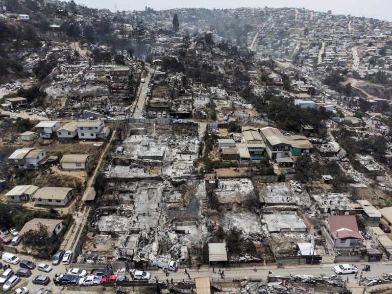 Χιλή: Η πυροσβεστική ανακοίνωσε πως τέθηκαν υπό έλεγχο οι φονικές πυρκαγιές στην Βαλπαραΐσο