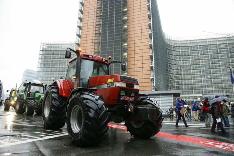 Βρυξέλλες: Συμβούλιο Υπουργών Γεωργίας της ΕΕ μέσα, συγκέντρωση αγροτών με τρακτέρ έξω