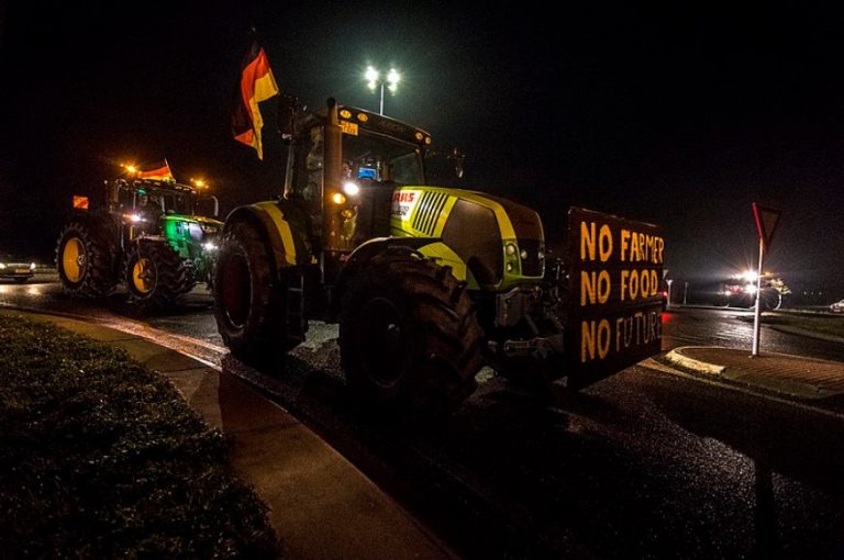 Ολλανδία: Με μπλόκα στους δρόμους και φωτιές συνεχίζουν τις κινητοποιήσεις οι αγρότες