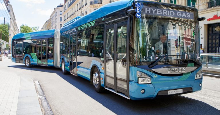 Αυτά είναι τα νέα λεωφορεία CNG για την Αθήνα – Υπεγράφη η σύμβαση με την Iveco