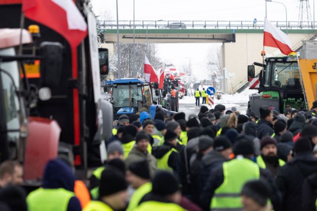 Πολωνοί αγρότες επιτέθηκαν σε ουκρανικά φορτηγά με σιτηρά