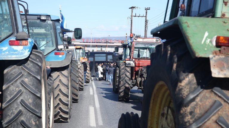 Αγρότες: Μπλόκα σε εθνικές οδούς και τελωνεία αλλά και συλλαλητήριο στην Αθήνα