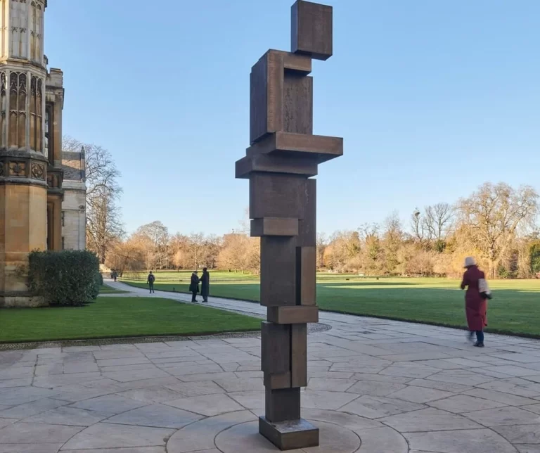 Tο νέο άγαλμα για τον Άλαν Τούρινγκ στο Κέιμπριτζ που έχει διχάσει την κοινή γνώμη