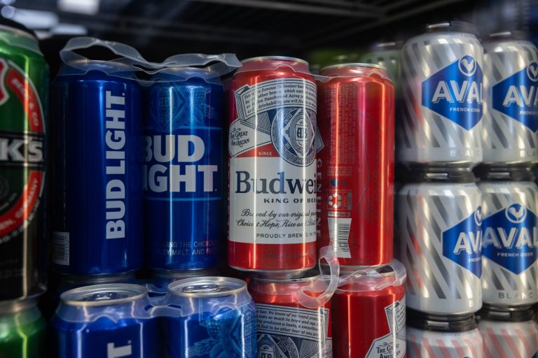 Bud Light: Συμφωνία αύξησης του μέσου μισθού κατά 23%