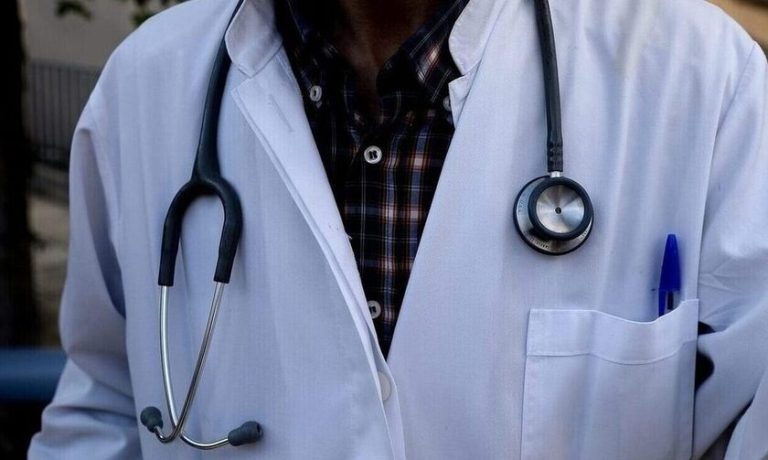 Γεωργιάδης: Προωθεί διάταξη για να εργάζονται και με «μπλοκάκι» οι γιατροί του ΕΣΥ