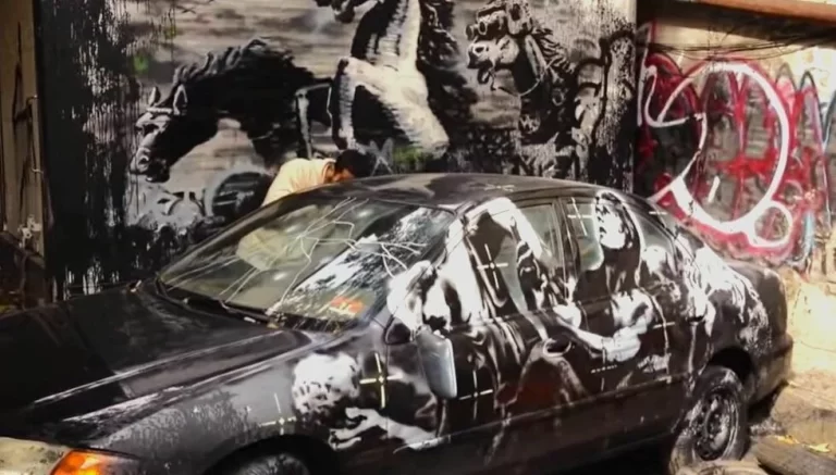 Εσείς θα δίνατε 200.000 δολάρια για μια πόρτα αυτοκινήτου ζωγραφισμένη από τον Banksy;