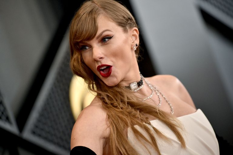 Τα μεγάλα brand ωρολογοποιίας πλασάρουν “νέα” μόδα από τα παλιά-Ποια είναι η ιστορία πίσω από το κολιέ ρολόι της Taylor Swift στα Grammy;
