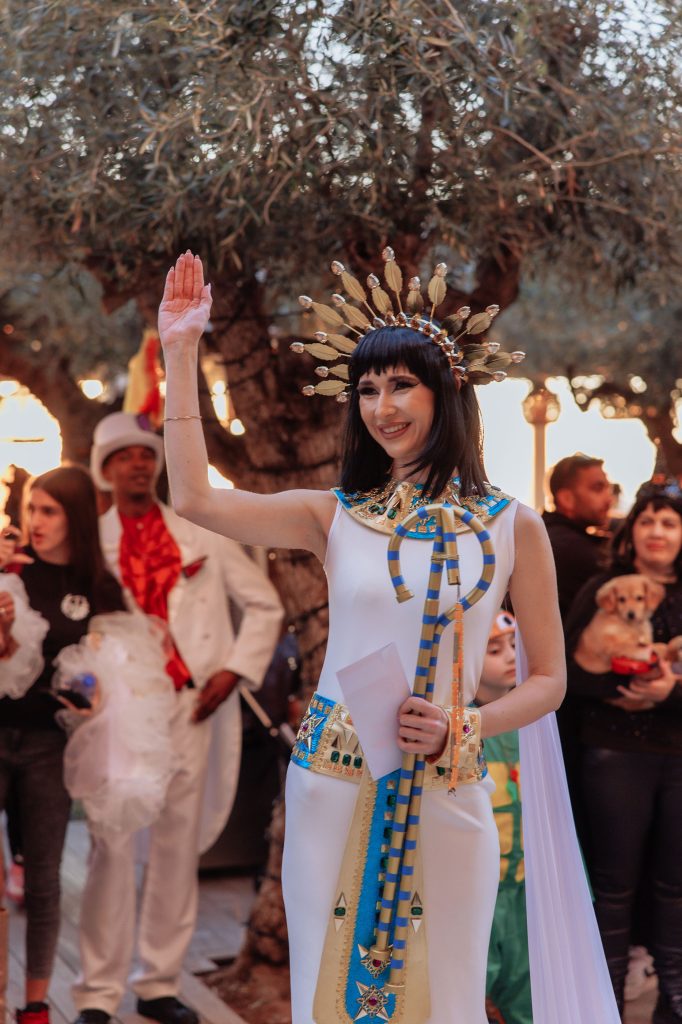 Η Βασίλισσα Κλεοπάτρα έδωσε παλμό και τόνο στην καρναβαλική παρέλαση, εμπνευσμένη από μια ιστορική παράδοση της Κύπρου με ρίζες στην αρχαιότητα, το Ακρωτήρι Αγίου Γεωργίου και την Γερόνησο