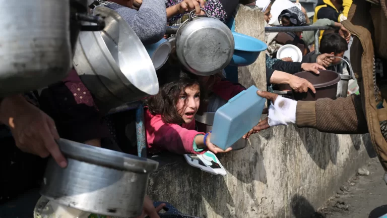 Ράφα: Ισραηλινός βομβαρδισμός σε κέντρο διανομής ανθρωπιστικής βοήθειας