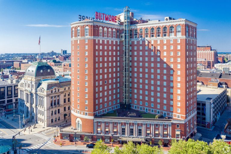 Hilton: Εξαγοράζει τα καταλύματα πανεπιστημιουπόλεων της Graduate Hotels