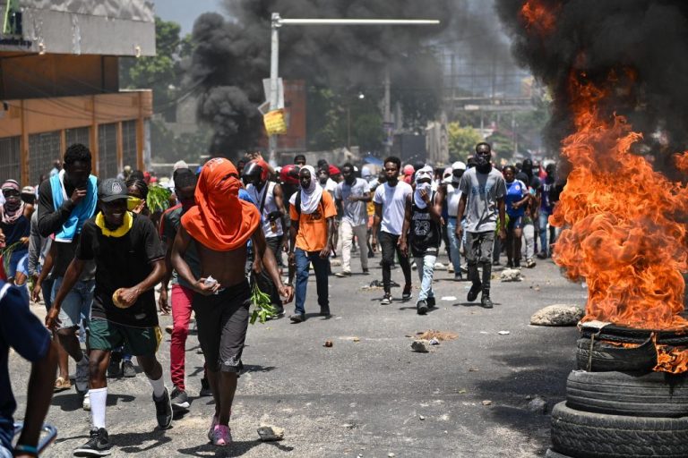 Χάος στην Αϊτή: Βία και «παράλυση» του κράτους μετά την απόδραση χιλιάδων κρατουμένων