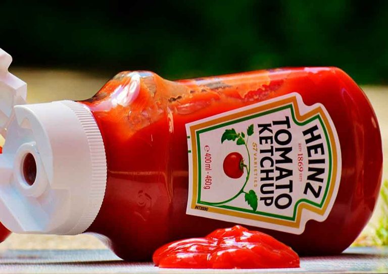 Αυτό κι αν είναι marketing: Η Ketchup Heinz ασφαλίζει τους καταναλωτές για… λεκέδες!