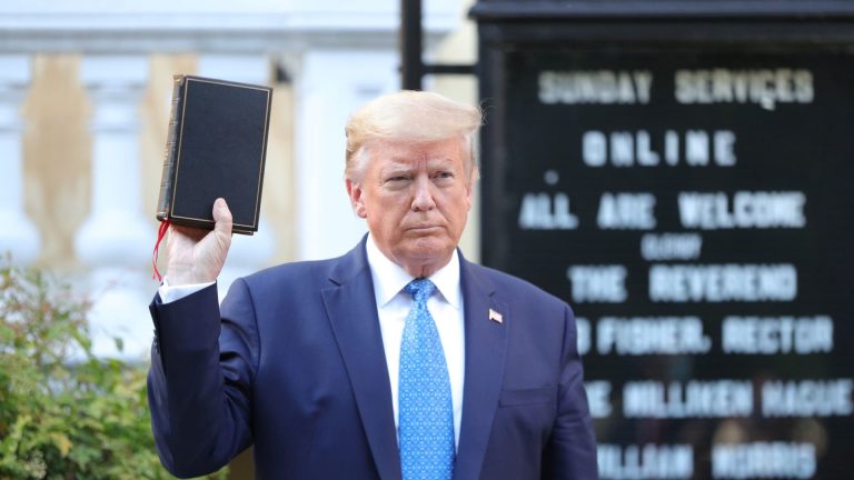 Ντόναλντ Τραμπ: Πουλά τη «Βίβλο» εν μέσω της Μεγάλης Εβδομάδας των Καθολικών