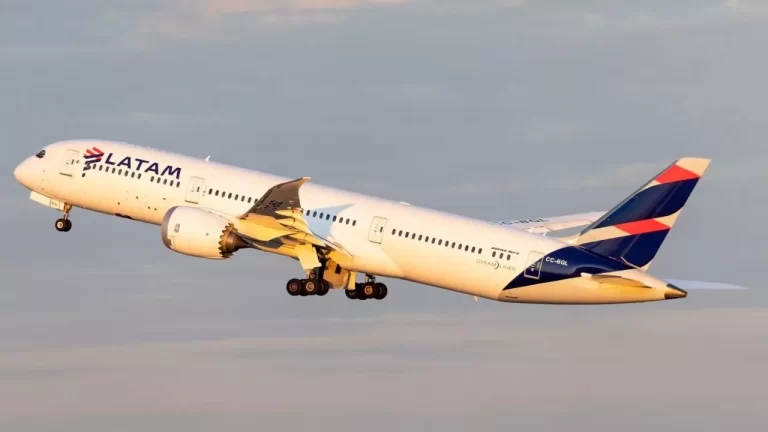 Boeing: Νέο πλήγμα για την εταιρεία – 50 άνθρωποι τραυματίστηκαν σε αεροσκάφος από «απότομη πτώση»