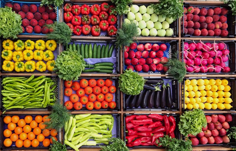Υπολείμματα φυτοφαρμάκων: Αυτή είναι η λίστα 2024 με τα 12 πιο μολυσμένα φρούτα και λαχανικά