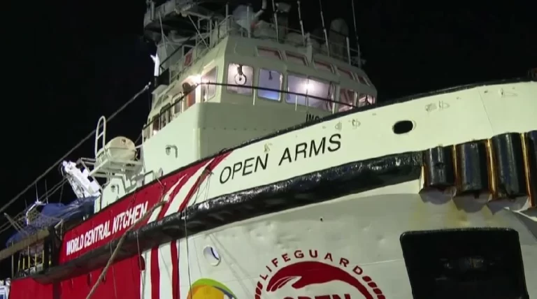 «OPEN ARMS»: Πότε θα σαλπάρει το πλοίο με την ανθρωπιστική βοήθεια για τη Γάζα;