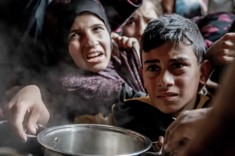 Νέο μακελειό από ισραηλινά πυρά σε πλήθος πεινασμένων που ανέμενε ανθρωπιστική βοήθεια