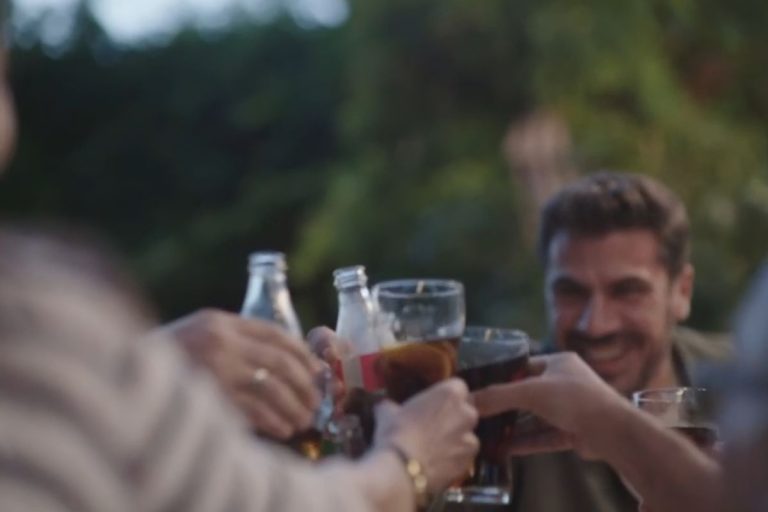 Coca-Cola: Νέο σποτ με τον Άκη Πετρετζίκη σε μια Κυριακή γύρω από το οικογενειακό τραπέζι