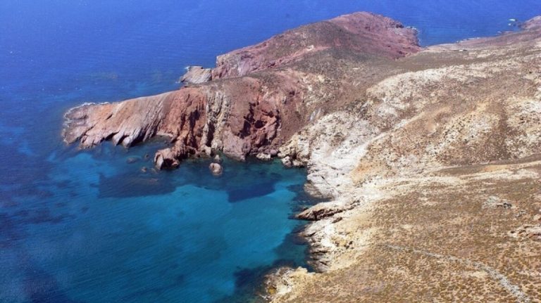 Αυτό είναι το νησί δίπλα στη Μύκονο που πωλείται για… 50 εκατομμύρια ευρώ (βίντεο)