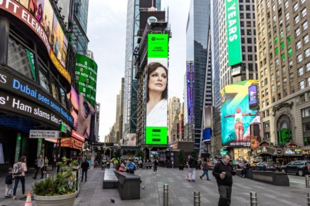 Χάρις Αλεξίου: Σε billboard στην Times Square της Νέας Υόρκης