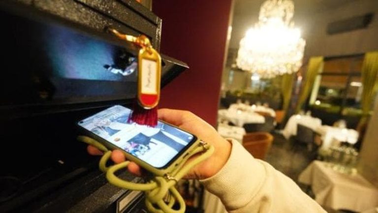 Αυτό το εστιατόριο προσφέρει ένα δωρεάν μπουκάλι κρασί σε όποιον αφήσει το κινητό στην είσοδο