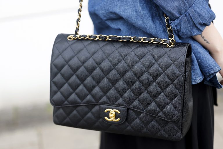Chanel: «Αυξήσαμε το κόστος της εμβληματικής τσάντας στα 10.300 ευρώ λόγω… πληθωρισμού»