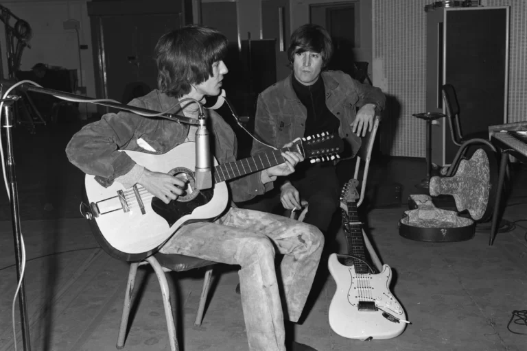 Στο “σφυρί” η κιθάρα του John Lennon με την οποία έπαιξε στο άλμπουμ των Beatles «Help!»
