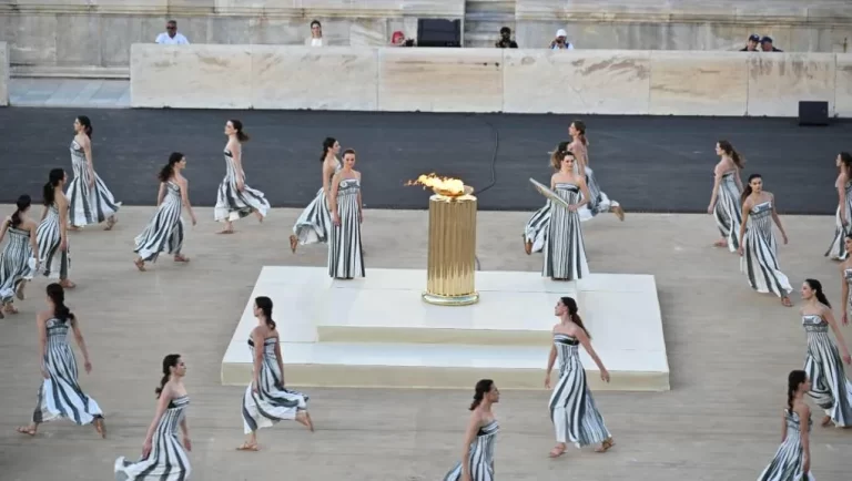 Η Αθήνα παρέδωσε την Ολυμπιακή Φλόγα στο «Παρίσι 2024» (φωτογραφίες)