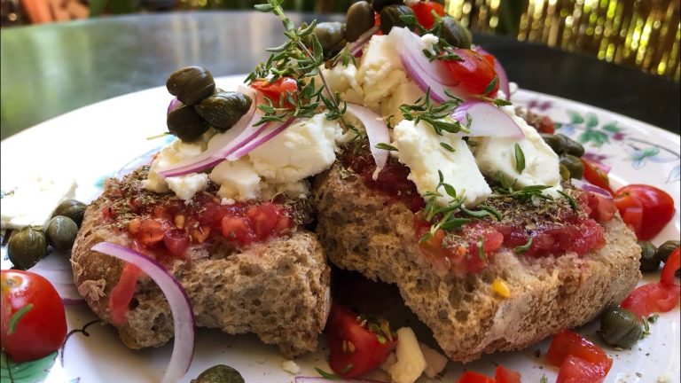Οκτώ ελληνικές σαλάτες στις 100 κορυφαίες παγκοσμίως, με «σημαιοφόρο» τον ντάκο