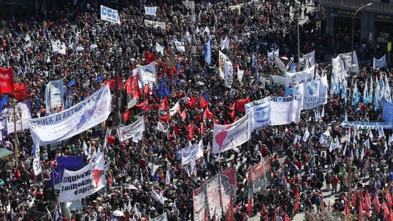 Αργεντινή: Χιλιάδες άνθρωποι στον δρόμο κατά της λιτότητας και υπέρ του δημόσιου πανεπιστημίου