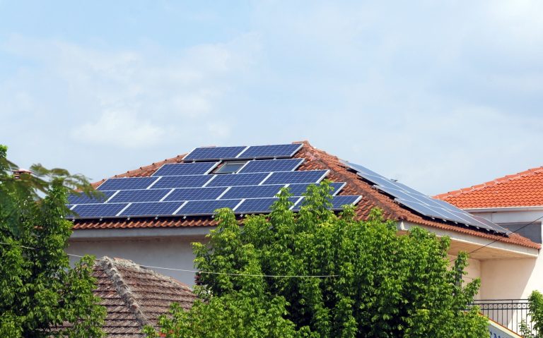 ΔΕΗ και Εθνική Τράπεζα δίνουν δυνατότητα εγκατάστασης φωτοβολταϊκών στο σπίτι με 12 ή 24 δόσεις