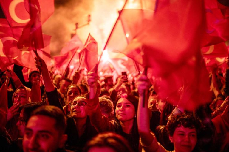 O Ιμάμογλου «πήρε» την Πόλη – «Ερντογάν, παραιτήσου!» φώναζαν οι πολίτες στους δρόμους