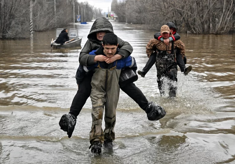 Ρωσία: Οι πλημμύρες «εκτόπισαν» χιλιάδες ανθρώπους στα Ουράλια