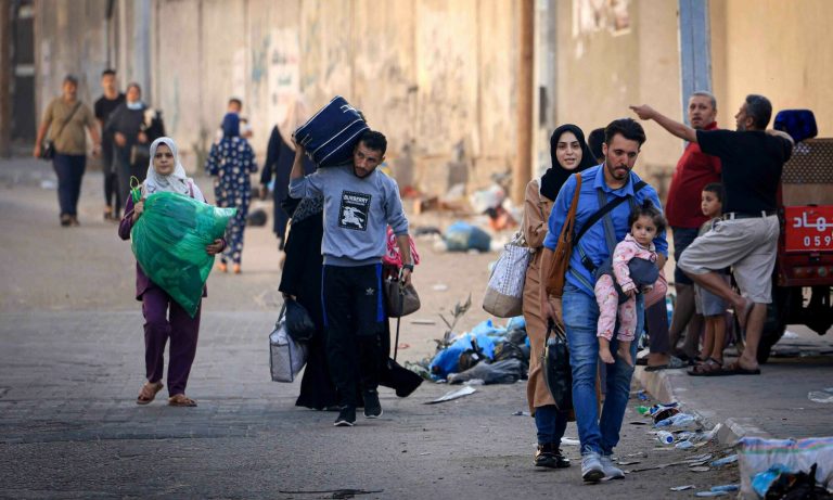 Γάζα: Εκατοντάδες χιλιάδες Παλαιστίνιοι φεύγουν από τη Ράφα υπό την απειλή χερσαίας επίθεσης