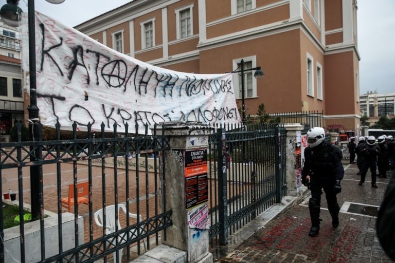 Στον εισαγγελέα αυτή την ώρα οι 28 που συνελήφθησαν στη Νομική Σχολή Αθηνών