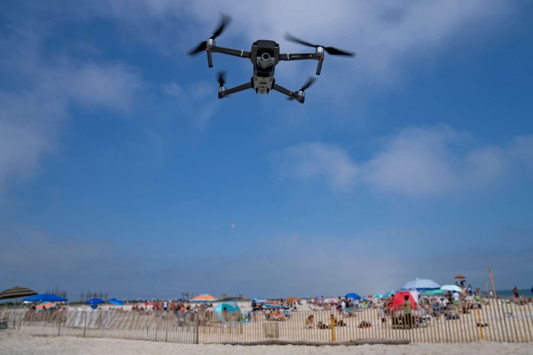 Παραχώρηση παραλιών: Πέταξαν το Σαββατοκύριακο τα πρώτα «drones – ρουφιάνοι» που καταγράφουν παραβιάσεις