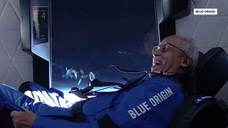 Ο Τζεφ Μπέζος έστειλε 90χρονο στο Διάστημα (φωτογραφίες και βίντεο)