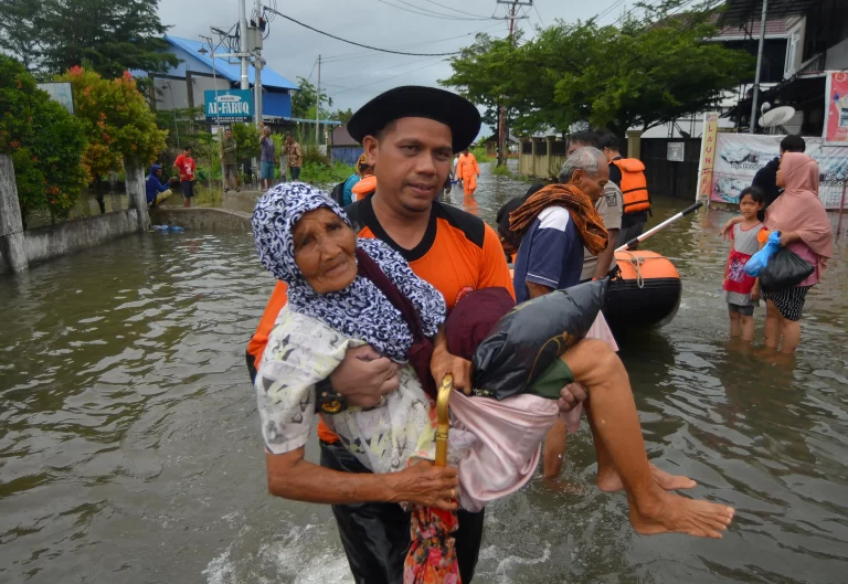 Ινδονησία: Δεκάδες νεκροί και αγνοούμενοι από πλημμύρες και κατολισθήσεις