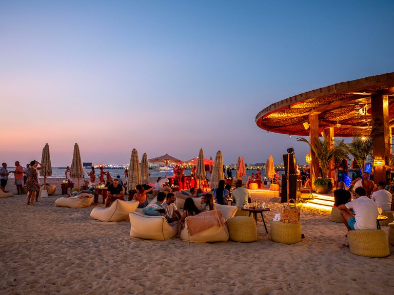 ΑΑΔΕ: Λουκέτο σε beach bar στην Κυπαρισσία για μη διαβίβαση αποδείξεων
