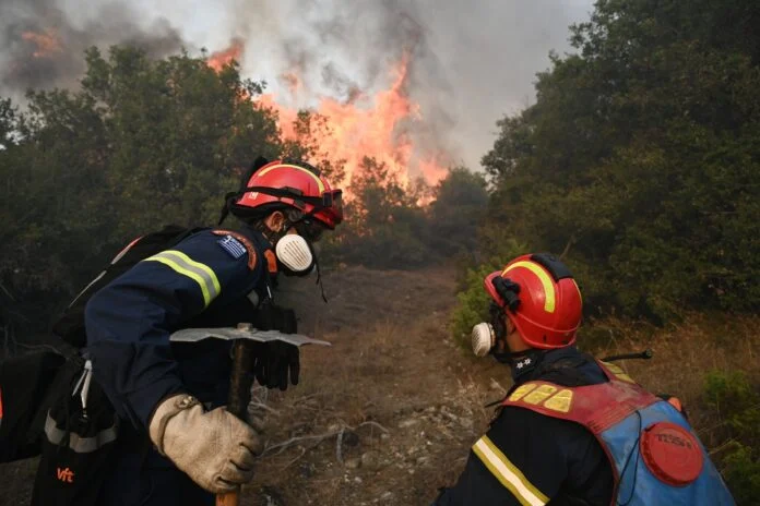 Μεγάλη φωτιά στη Σαρωνίδα – Πυρκαγιές σε όλη τη χώρα – Σε συναγερμό ο κρατικός μηχανισμός