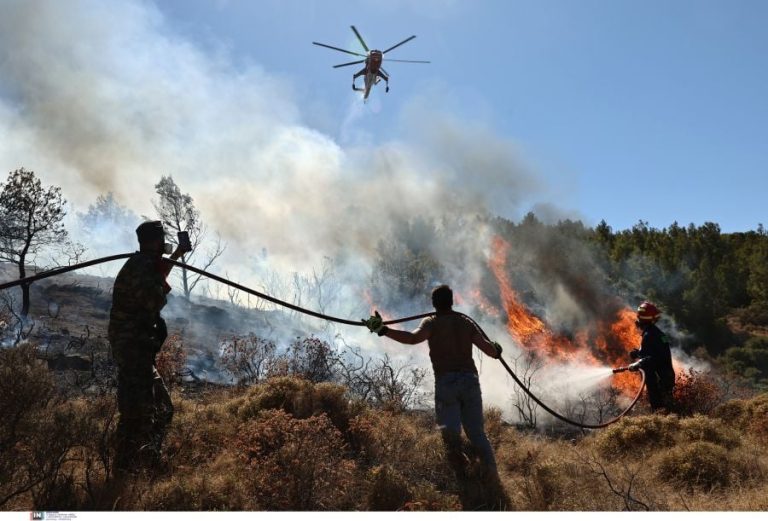 Κερατέα: Εκκενώσεις 6 οικισμών και καμμένα σπίτια από τις τέσσερις εστίες της πυρκαγιάς