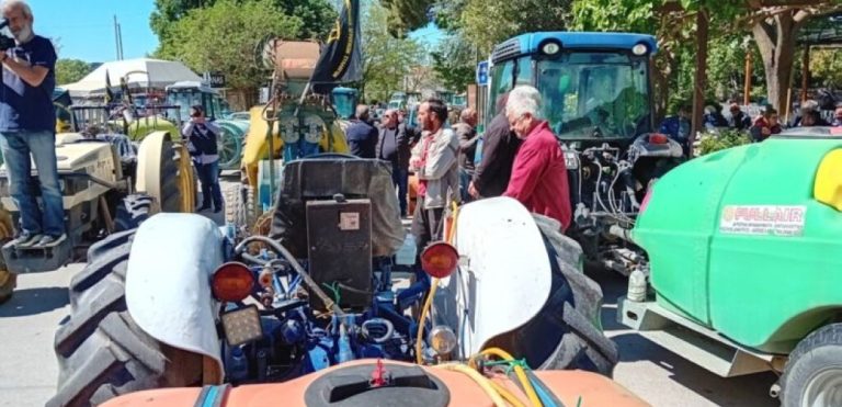 Αγρότες Αγιάς Λάρισας: Με τα τρακτέρ στις κάλπες διαμαρτυρόμενοι για τη μη καταβολή αποζημιώσεων