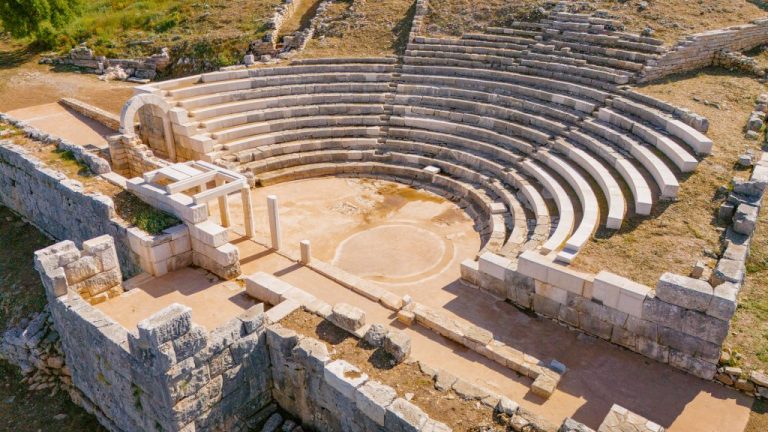 Το Εθνικό Θέατρο με τον “Πλούτο” του Αριστοφάνη σε 17 Αρχαία Θέατρα της Ελλάδας
