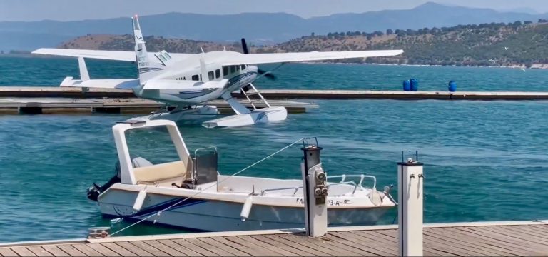 Hellenic Seaplanes: Δοκιμάζει τα υδροπλάνα της στο λιμάνι της Αμφιλοχίας