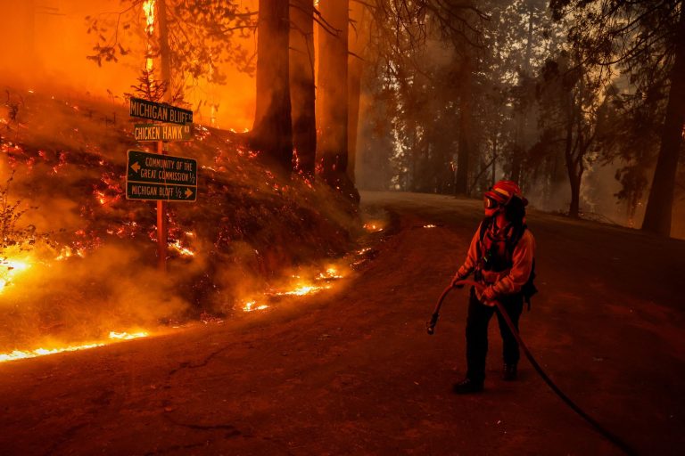 Κόλαση φωτιάς στην Καλιφόρνια – Χιλιάδες εγκαταλείπουν τα σπίτια τους