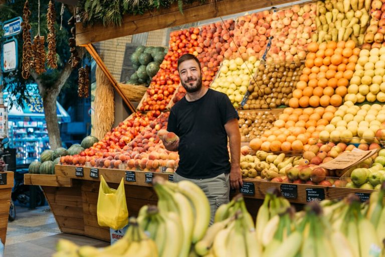 Μαναβάκια: Οι πάγκοι στο κέντρο της Αθήνας που μπορείς να βρεις φρούτα όλο το 24ωρο