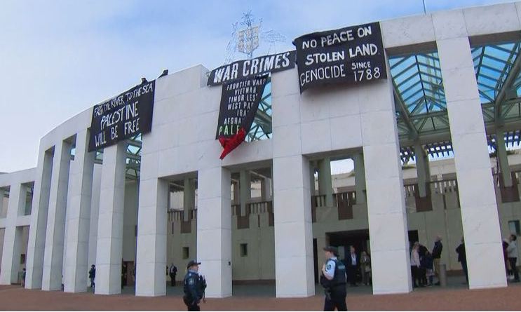 Αυστραλία: Με πανό υπέρ της Παλαιστίνης στην οροφή του αυστραλιανού κοινοβουλίου 