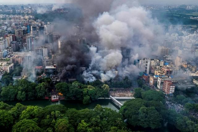 Το απόλυτο χάος στο Μπανγκλαντές – Τους 370 έφθασαν οι νεκροί