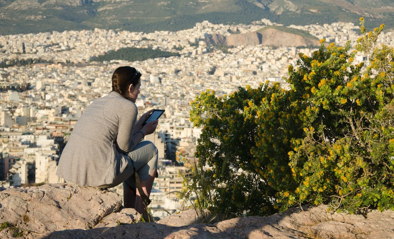 Τι μισθό θα έπρεπε να παίρνει κάποιος που κατοικεί στην Αθήνα για να τα βγάζει πέρα;